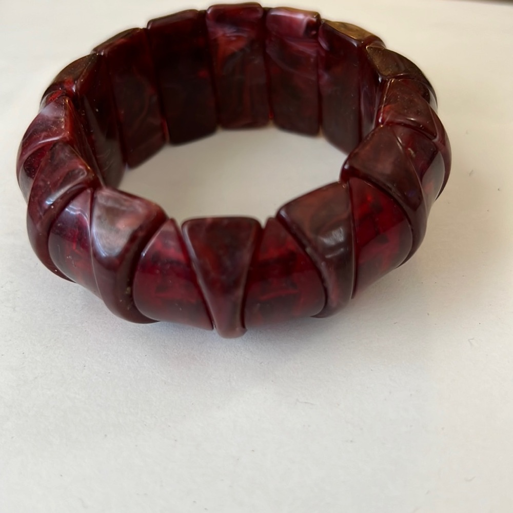 Red/Bergundy plastic stretchy bracelet